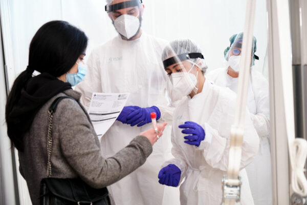 Foto Mauro Scrobogna /LaPresse
01-03-2021 Roma , Italia
Cronaca
Coronavirus, emergenza sanitaria – Università La Sapienza – tamponi covid-19per gli studenti
Nella foto: il punto sanitario allestito presso la città universitaria dedicato ai tamponi molecolari per la diagnosi di SARS-CoV-2 per gli studenti della Sapienza

Photo Mauro Scrobogna /LaPresse
March 03, 2021  Rome, Italy
News
Coronavirus – health emergency – La Sapienza University – covid-19 swabs for students
In the photo: the health point set up at the university city dedicated to molecular swabs for the diagnosis of SARS-CoV-2 for Sapienza students