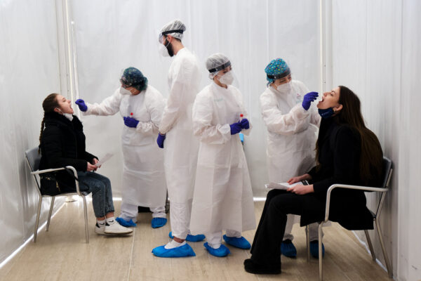 Foto Mauro Scrobogna /LaPresse
01-03-2021 Roma , Italia
Cronaca
Coronavirus, emergenza sanitaria – Università La Sapienza – tamponi covid-19per gli studenti
Nella foto: il punto sanitario allestito presso la città universitaria dedicato ai tamponi molecolari per la diagnosi di SARS-CoV-2 per gli studenti della Sapienza

Photo Mauro Scrobogna /LaPresse
March 03, 2021  Rome, Italy
News
Coronavirus – health emergency – La Sapienza University – covid-19 swabs for students
In the photo: the health point set up at the university city dedicated to molecular swabs for the diagnosis of SARS-CoV-2 for Sapienza students