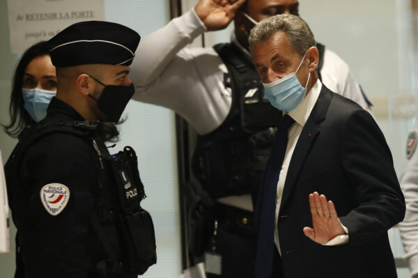 Nicolas Sarkozy condannato a tre anni per corruzione: stangata per l’ex presidente francese