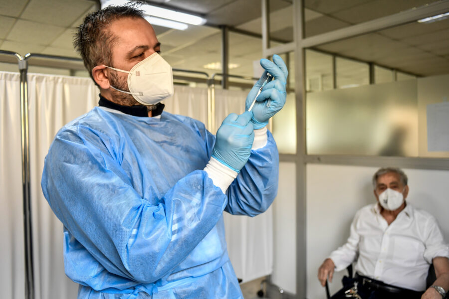 Come funziona la piattaforma delle Poste per prenotare la vaccinazione