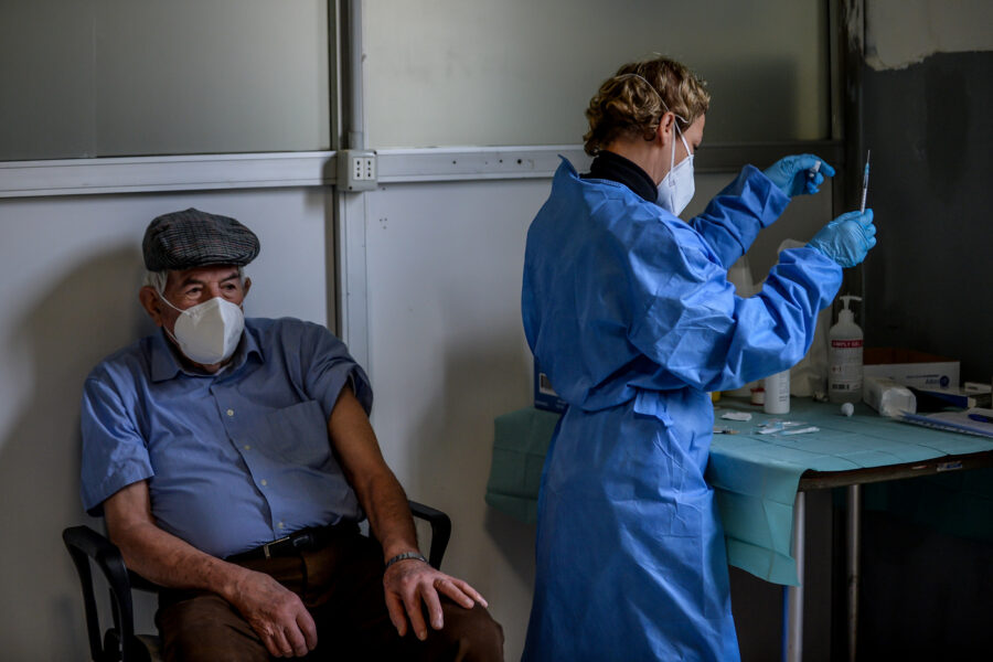 Foto LaPresse – Claudio Furlan
04/03/2021 – Milano (Italia)Cronaca
Vaccini contro il Covid 19 presso l’Ospedale Militare di Baggio

Photo LaPresse – Claudio Furlan
March 4, 2021 Milan (Italy)News
Vaccines against covid 19 at the Military Hospital of Baggio