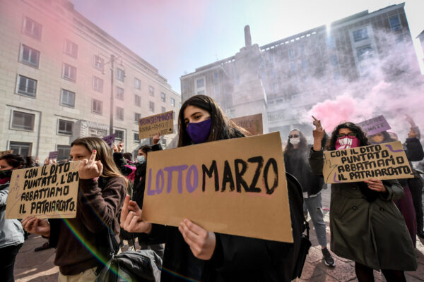 Foto LaPresse – Claudio Furlan
08/03/2021 – Milano (Italia)
Flash mob movimento femminista Non una di Meno in Piazza Affari per la festa della donna

Photo LaPresse – Claudio Furlan
March 8, 2021 Milan (Italy)
Flash mob by feminist movement Non una di Meno in Piazza Affari for Women’s Day