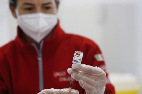 Lotto AstraZeneca sospeso, cosa succederà a chi ha ricevuto il vaccino