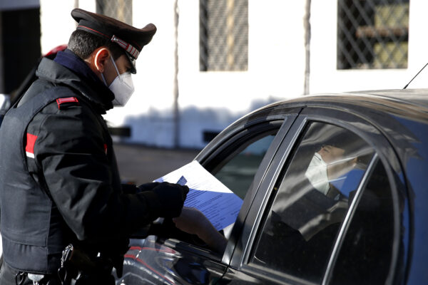 Foto Cecilia Fabiano/ LaPresse 
15 Marzo 2021 Roma (Italia)
Cronaca 
Primo giorno in zona rossa: scattano i controlli nella Capitale 
Nella foto: posto di blocco dei Carabinieri a San Pietro 
Photo Cecilia Fabiano/LaPresse
March 15, 2021  Roma (Italy) 
News
Italy has placed half the nation under its top level red zone covid-19 restrictions, including Rome.
In the pic : Carabinieri police’s  checkpoint in  front of San Pietro