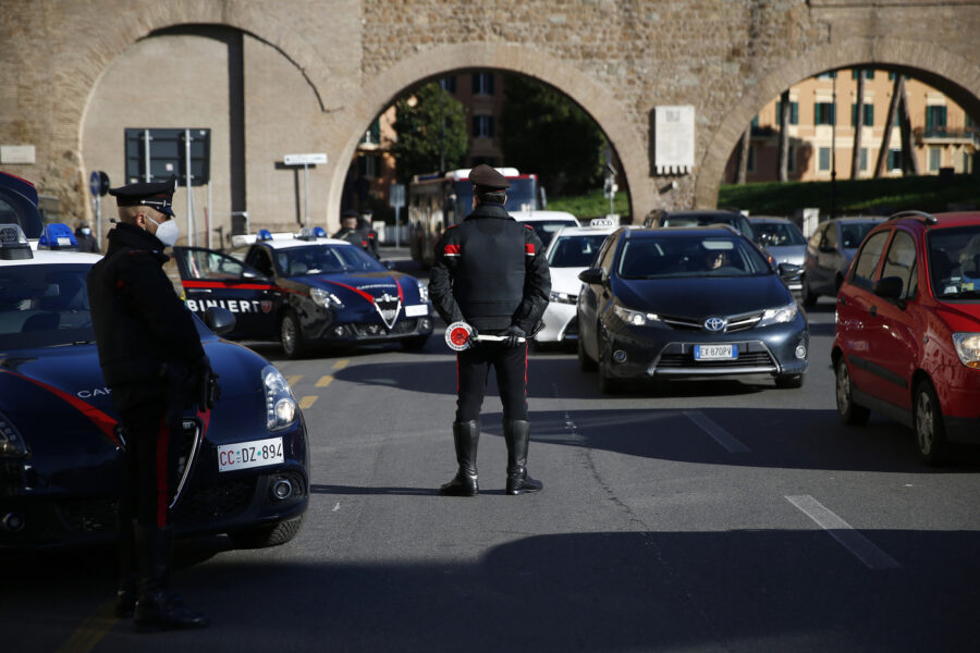 Foto Cecilia Fabiano/ LaPresse 
15 Marzo 2021 Roma (Italia)
Cronaca 
Primo giorno in zona rossa: scattano i controlli nella Capitale 
Nella foto: posto di blocco dei Carabinieri a San Pietro 
Photo Cecilia Fabiano/LaPresse
March 15, 2021  Roma (Italy) 
News
Italy has placed half the nation under its top level red zone covid-19 restrictions, including Rome.
In the pic : Carabinieri police’s  checkpoint in  front of San Pietro