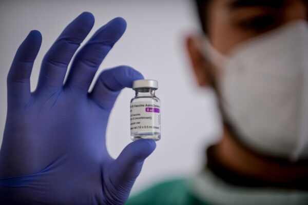 AstraZeneca, Draghi e Macron pronti a ripartire con le vaccinazioni: “Lo stop sarà riassorbito”