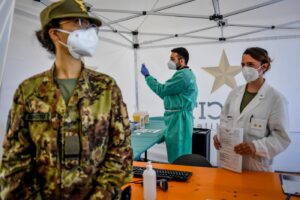 Ecco perché i vaccini funzionano: i dati sulle categorie che hanno completato il ciclo Ecco perché i vaccini funzionano: i dati sulle categorie che hanno completato il ciclo