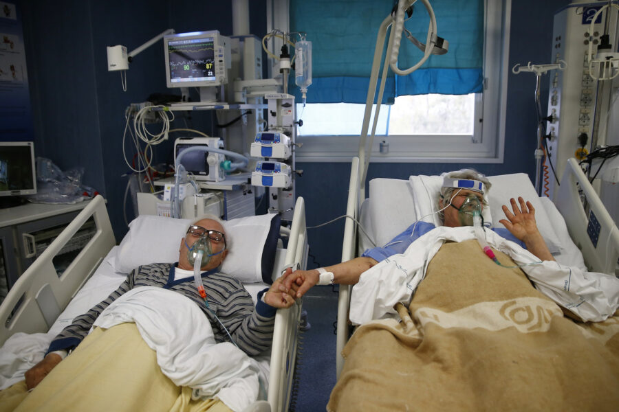 Foto Cecilia Fabiano/ LaPresse 
16 Marzo 2021 Roma (Italia)
Cronaca :  
Nel reparto Covid dell’ospedale San Filippo Neri Rosina e Giuseppe , marito e moglie si incontrano durante il ricovero   
Nella foto : Rosina e Giuseppe 
Photo Cecilia Fabiano/LaPresse
March 16 , 2021  Roma (Italy) 
News :
In the Covid Intensive Care of the San Filippo Neri hospital, husband and wife Rosina and Giuseppe,  meet during hospitalization
In The Pic : Rosina and Giuseppe