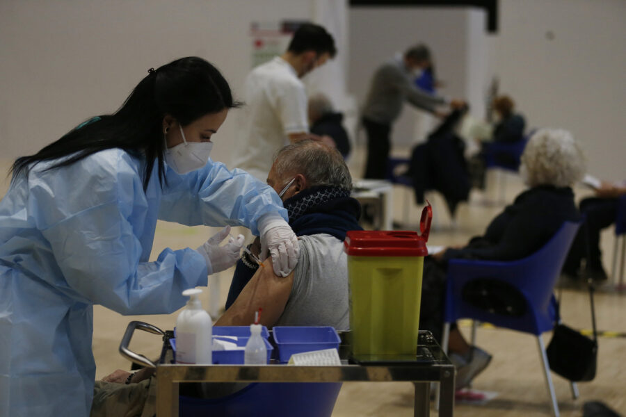 Foto Cecilia Fabiano/ LaPresse 
19 Marzo 2021 Roma (Italia)
Cronaca :  
Riparte la vaccinazione anti Covid-19 con AstraZeneca 
Nella foto : l’hub vaccinale alla nuvola di Fuksas 
Photo Cecilia Fabiano/LaPresse
March 19, 2021  Rome (Italy) 
News :
The anti-Covid-19 vaccination with AstraZeneca restarts today in Italy 
In The Pic : The vaccination centre in Fuksas’s Cloud