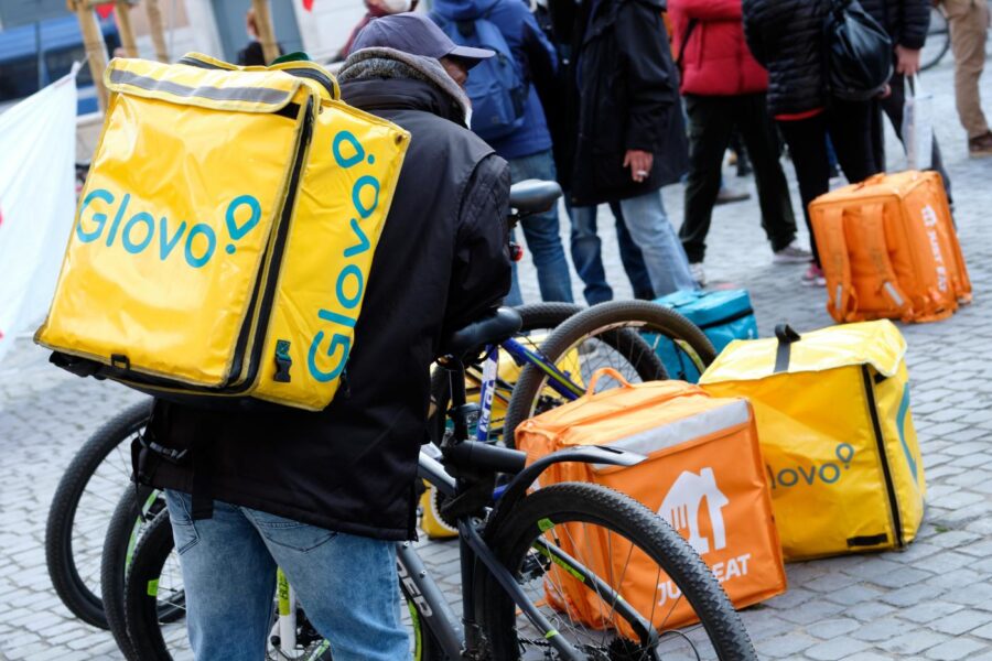 Perché i rider fanno sciopero: quali sono le richieste a Uber, Deliveroo, Glovo, Just Eat e Social Food