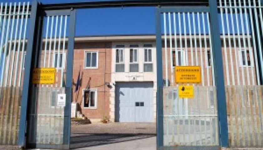 Rivolta carcere Avellino, smentita propaganda penitenziaria: “Niente olio bollente, erano in 4-5. Mancano figure di ascolto”