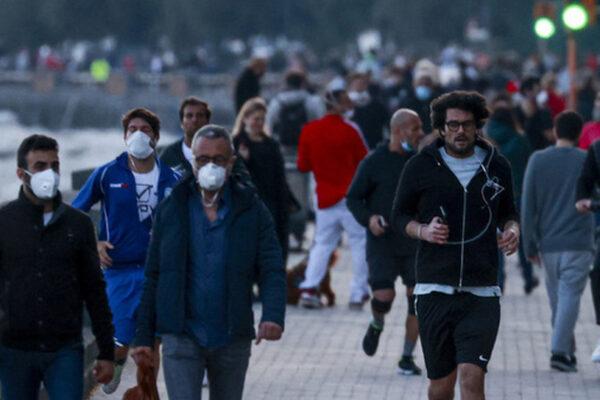 Mascherine all’aperto, via l’obbligo dall’11 febbraio in tutta Italia: addio anche in zona bianca