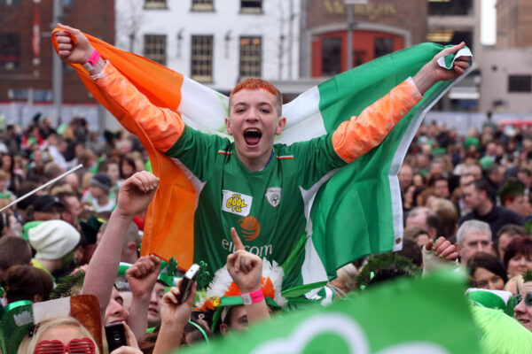 ©Pa/Lapresse
17-03-2009 Belfast,irlanda
esteri
Il 17 marzo  il San Patrizio Day e in tutto il mondo si ricorda il patrono dellÕIrlanda


Members of the public take part in the St Patricks Day celebrations in Belfast where thousands of people were expected to join the carnival parade from Belfast City Hall to Custom House Square for an open air concert by X Factor finalist Owen Quigg. *** Local Caption *** only iatly