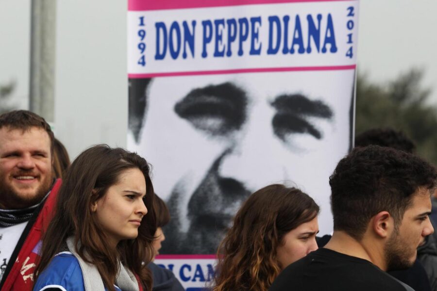 Foto Marco Cantile/LaPresse19/03/2014 Casal di Principe – Caserta (Italia)cronacaCorteo in occasione del XX anniversario della morte di Don Giuseppe Diana. Marcia di associazioni e studenti per le strade di Casal Di Principe.Nella foto: il corteo sfila per le strade di Casal di Principe