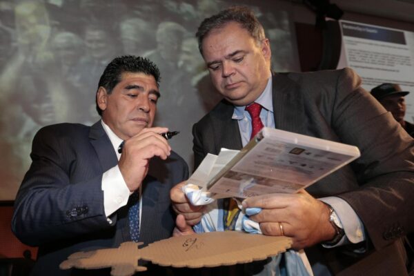 Foto Andreoli Emilio – LaPresse
17 10 2013 – Milano (Italia)
Sport Calcio
Diego Armando Maradona presenta presso la sala Buzzati della Gazzetta dello Sport l’opera in Dvd – Maradona Non sarò mai un uomo comune-
Nella foto: Diego Armando Maradona con Paolo CondòPhoto Andreoli Emilio – LaPresse17 October 2013 – Milan (Italy)Sport SoccerDiego Armando Maradona presents the story of his life in DVDIn the picture: Diego Armando Maradona