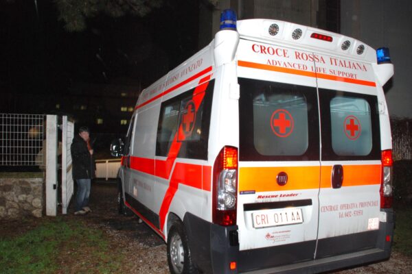 “Correte, qualcuno è caduto”, ma era uno scherzo: ambulanza allertata a vuoto nella notte