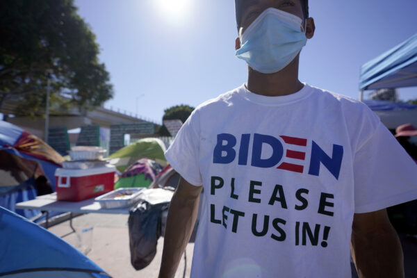 I “passi indietro” di Biden sui migranti: “Costretti a rimandarli in Messico, devono aspettare”