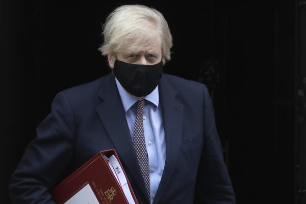 Scambio di accuse tra Ue e Regno Unito sui vaccini: “Non abbiamo bloccato una singola dose”