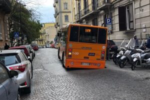 Napoli, autobus sprofonda in una voragine: paura tra i passeggeri