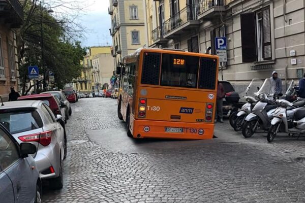 Napoli, autobus sprofonda in una voragine: paura tra i passeggeri