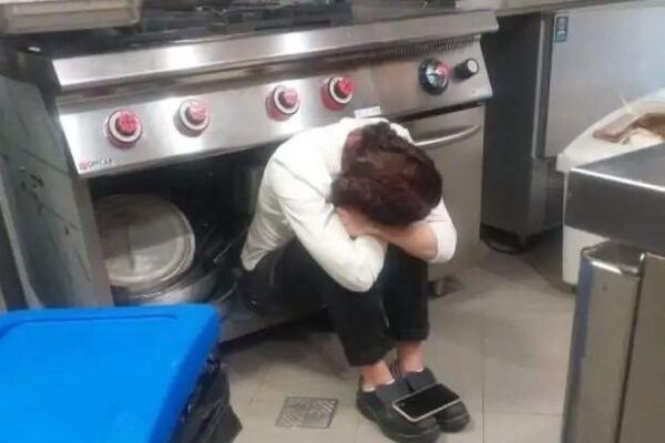 La storia di Camilla, lo sconforto nella foto simbolo dei ristoratori piegati dalla zona rossa