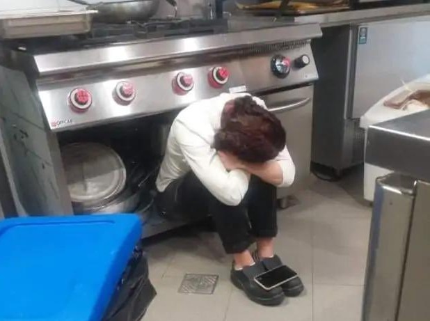 La storia di Camilla, lo sconforto nella foto simbolo dei ristoratori piegati dalla zona rossa