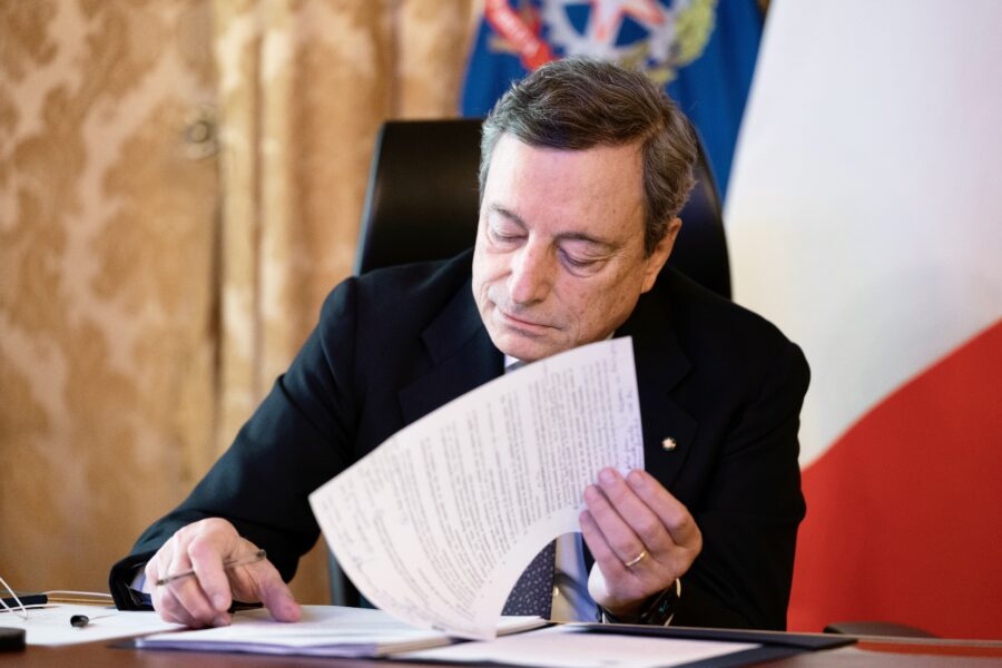 “Draghi ha rifiutato di mandare 13 milioni di vaccini in Africa”, dalla Francia accuse al premier italiano