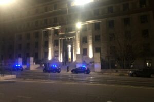 Covid, a fuoco portone dell’Istituto Superiore di Sanità: “Atto intimidatorio”