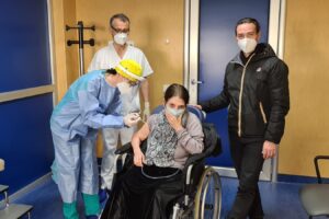 Pazienti oncologici, è la signora Raffaela la prima a vaccinarsi al Pascale
