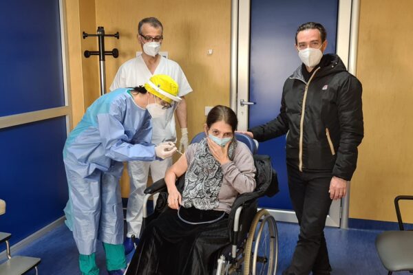 Pazienti oncologici, è la signora Raffaela la prima a vaccinarsi al Pascale