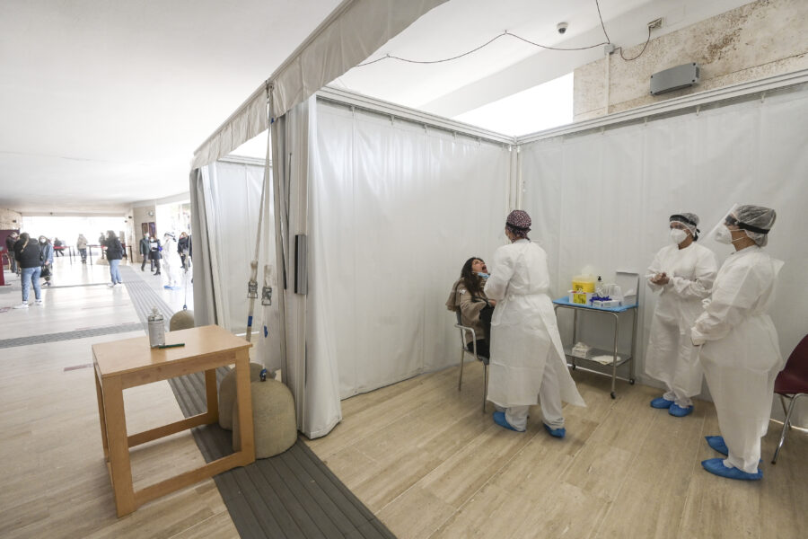 UNIVERSITA’ LA SAPIENZA, TAMPONI MOLECOLARI SARS-COV-2 GRATUITI PER GLI STUDENTI TAMPONE DIAGNOSTICA TRACCIAMENTO COVID-19 CORONAVIRUS STUDENTE PERSONALE MEDICO SANITARIO IN ABBIGLIAMENTO PROTETTIVO