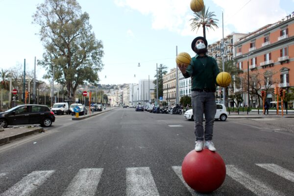 ARTISTA DI STRADA IN RIVIERA DI CHIAIA DURANTE LA ZONA ROSSA A NAPOLI
