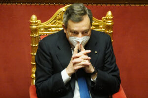 Draghi riapre le scuole e bacchetta le Regioni: “Infanzia ed elementari dopo Pasqua. Vaccini? Priorità agli anziani”