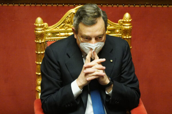 Draghi riapre le scuole e bacchetta le Regioni: “Infanzia ed elementari dopo Pasqua. Vaccini? Priorità agli anziani”