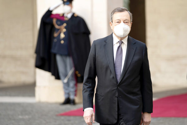 Draghi bacchetta le regioni, immunità di gregge entro luglio