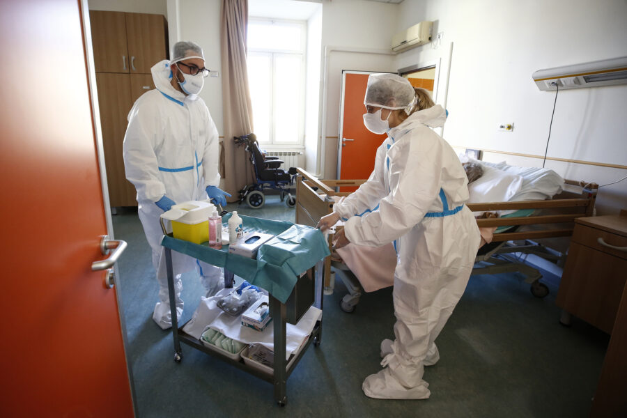 Risarcimenti per operatori sanitari contagiati, Inail lo riconosce anche ai No Vax