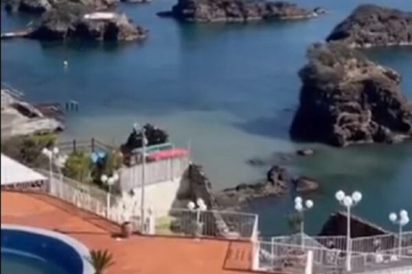 Fanghi in acqua, il mare di Ischia diventa marrone