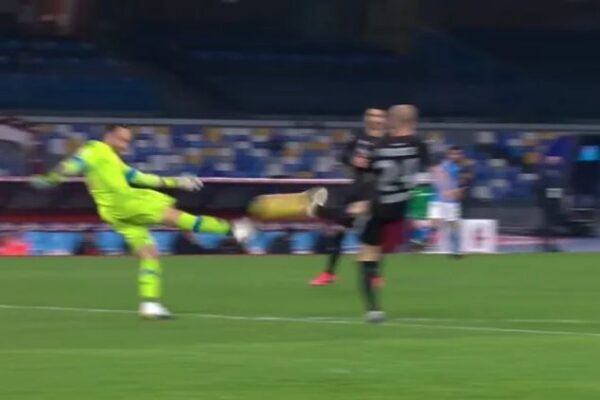 Napoli – Bologna, perché è stato annullato il gol a Palacio sul rinvio di Ospina