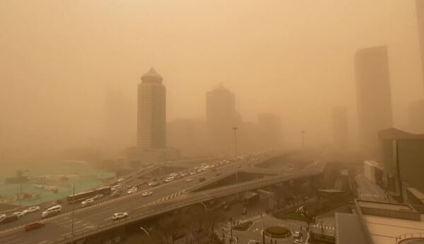 Pechino investita da una tempesta di sabbia e smog: una nebbia gialla avvolge la Capitale della Cina