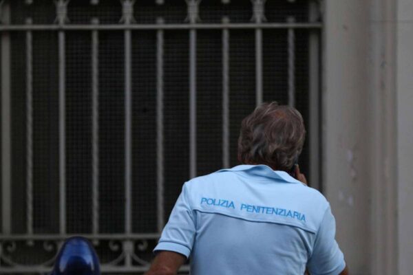 Coronavirus è allarme nelle carceri: morto altro agente serve il vaccino