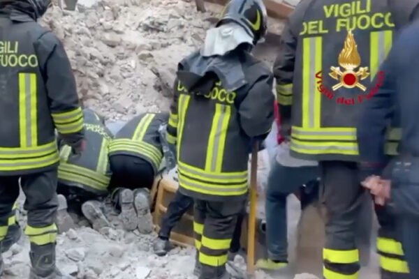 Crolla fabbricato, due operai morti durante i lavori post sisma a L’Aquila Crolla fabbricato, due operai morti durante i lavori post sisma a L’Aquila