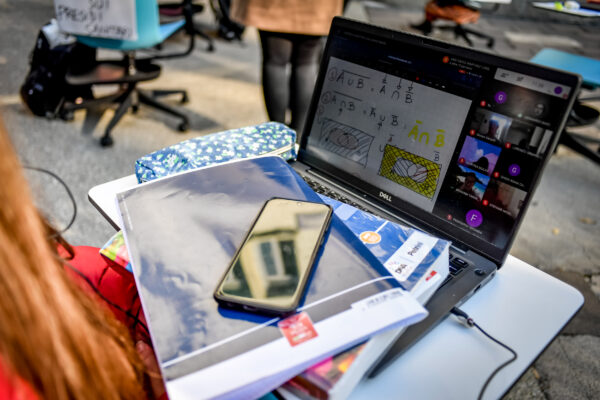 Studenti a distanza, torna la Dad: 8 su 10 da casa per le lezioni