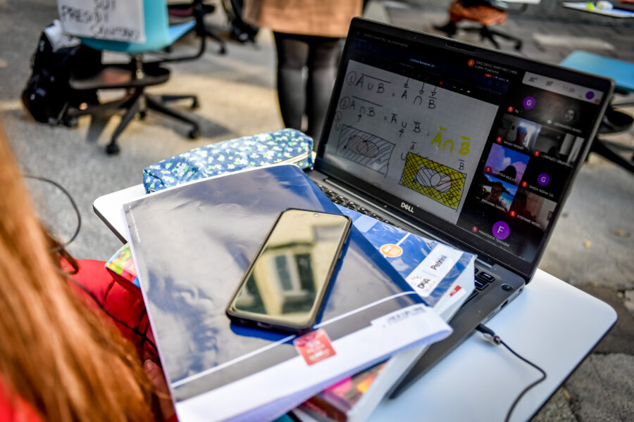 Studenti a distanza, torna la Dad: 8 su 10 da casa per le lezioni