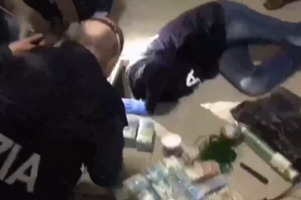 Maxi sequestro a Giugliano, 150 chili di cocaina nascosti sottoterra: 5 arresti
