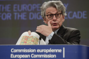 L’Ue contro il vaccino Sputnik V: “Non ne abbiamo bisogno, priorità agli europei”