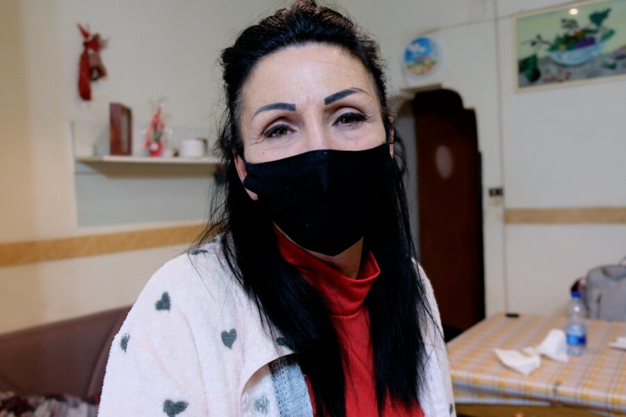 “Sola con mamma allettata e fratello disabile, lo Stato mi ha abbandonata”: il grido d’aiuto di Tiziana