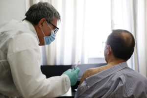 Vaccino ai sanitari, la Regione Campania corregge il Governo: dosi a oltre il 90% Vaccino ai sanitari, la Regione Campania corregge il Governo: dosi a oltre il 90%