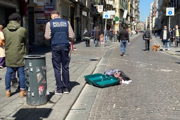 Esplosione in via Toledo, paura per pacco bomba: “Ma erano solo panni”