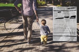 Bimbo di 4 anni mano nella mano col papà, multa per violazione norme anti-covid: “Sta zompettando”