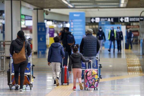 Chiusi in casa a Pasqua, ma si potrà viaggiare all’estero per turismo: polemiche sul blocco interno